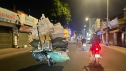 TP Hồ Chí Minh: Tình trạng chở hàng hóa cồng kềnh bằng xe máy vẫn phức tạp