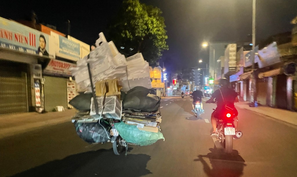 Hàng hoá cồng kềnh, chằng buộc sơ sài và có thể rơi đổ bất cứ lúc nào khiến người dân đi xung quanh kinh hãi, lo sợ