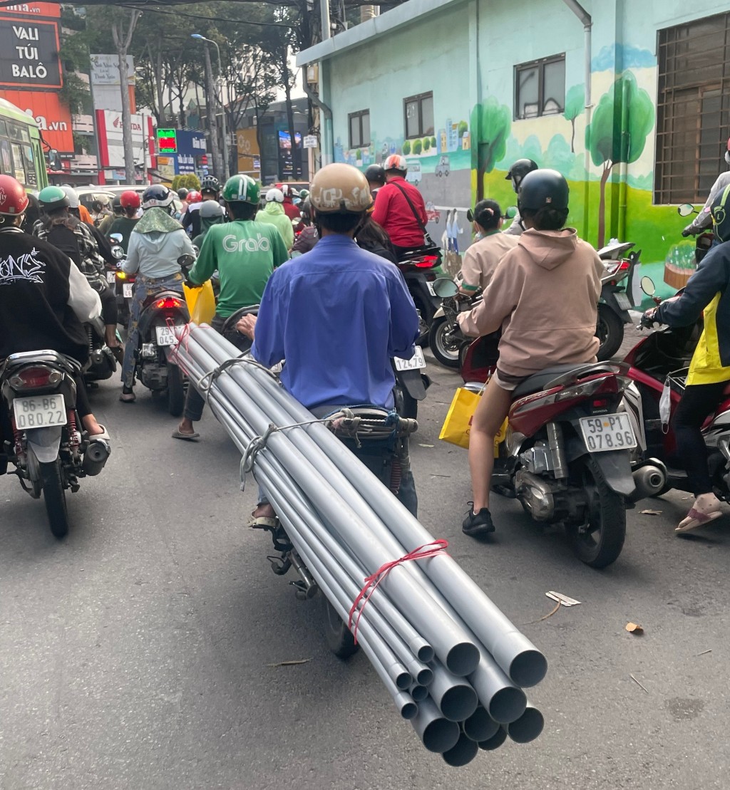 Tình trạng chở hàng hoá cồng kềnh, quá khổ như thế này thường xuyên xảy ra tại TP Hồ Chí Minh, mặc cho đường vắng hay đang đông xe