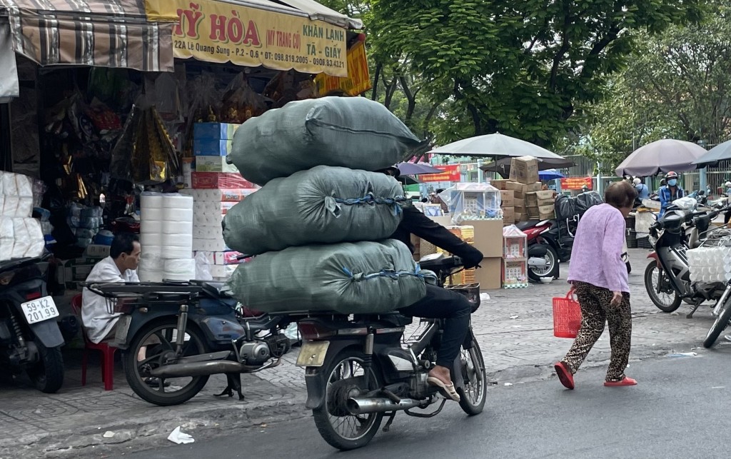 Đặc biệt tại các khu vực gần chợ như: chợ Bình Tây, chợ An Đông, chợ Bình Điền… có nhu cầu vận chuyển hàng cao thì tình trạng này càng xảy ra thường xuyên