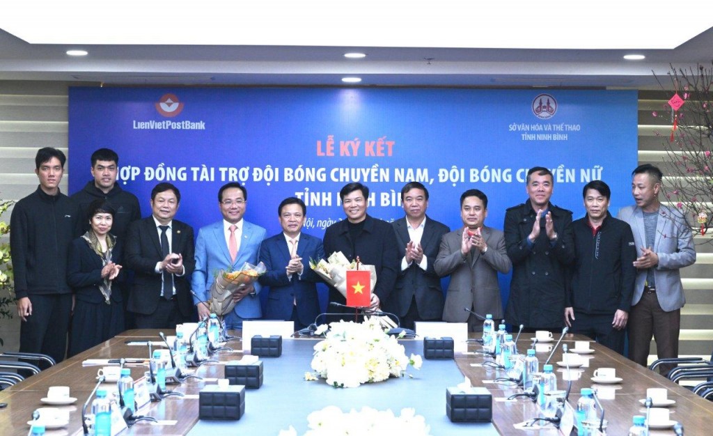 Lãnh đạo LienVietPostBank, lãnh đạo Sở VH&TT Ninh Bình và đại diện 2 đội bóng chuyền Nam – Nữ Ninh Bình