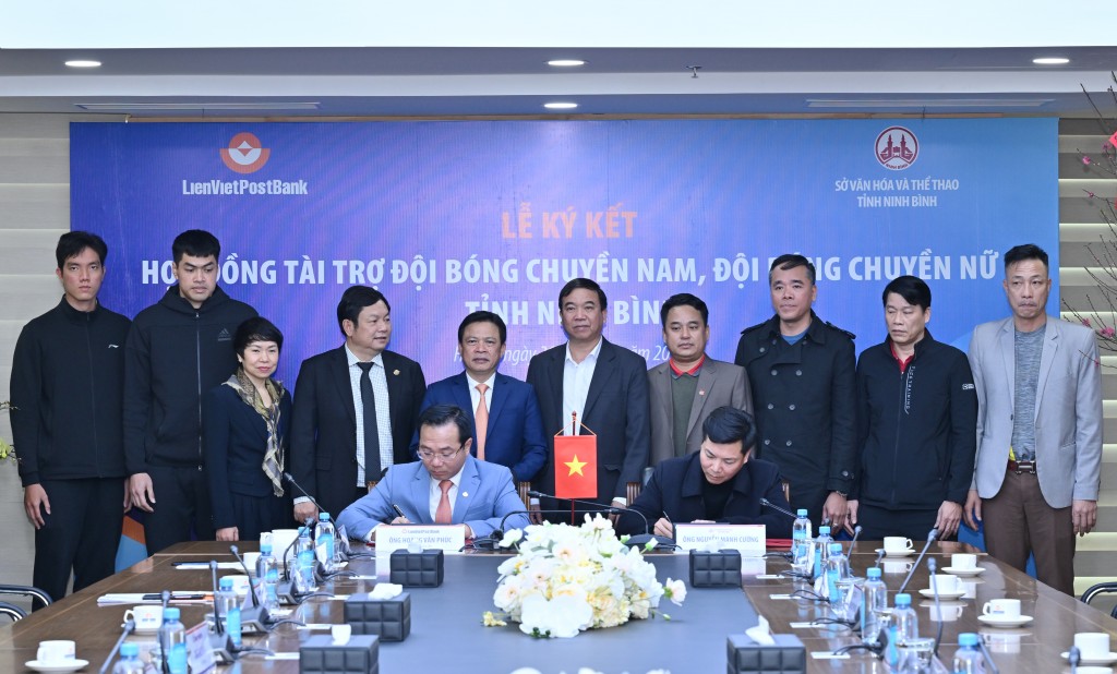 Ông Hoàng Văn Phúc – Phó TGĐ LienVietPostBank và Ông Nguyễn Mạnh Cường – Giám đốc sở VH&TT Ninh Bình thực hiện ký kết