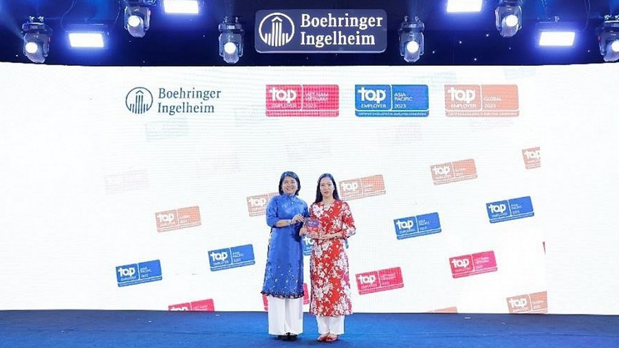 Bà Cyndy Bautista-Galimpin, Tổng Giám đốc Boehringer Ingelheim Việt Nam (bên trái) và bà Phạm Phượng, Giám đốc Nhân sự công ty, nhận kỷ niệm chương Top Employer 2023. 