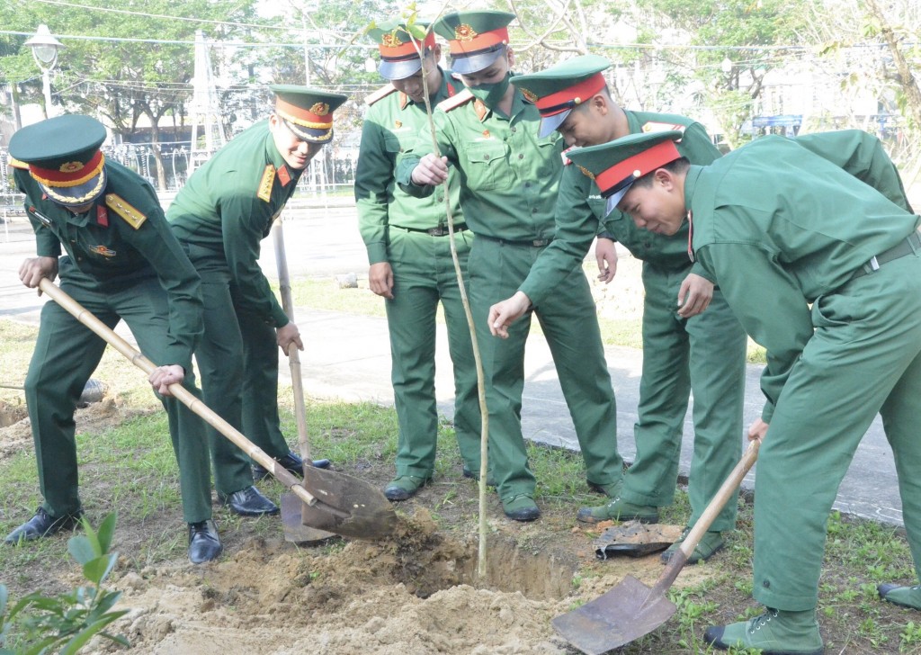 Thành đoàn Đà Nẵng trao tặng cây trồng cho đoàn viên, thanh niên phát triển kinh tế