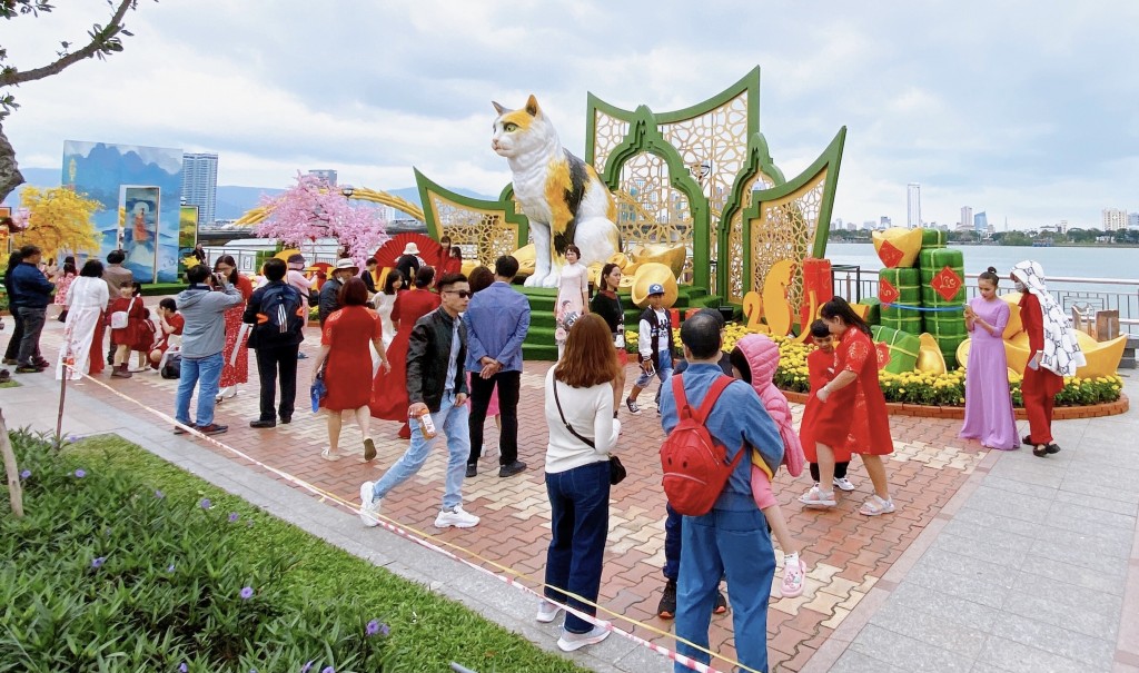 Đường hoa Xuân Quý Mão 2023 thành phố Đà Nẵng được đầu tư hơn 14,5 tỷ đồng (Ảnh Đ.Minh)