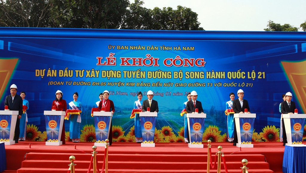 Các đại biểu bấm nút khởi công Dự án đầu tư xây dựng tuyến đường bộ song hành Quốc lộ 21, tại xã Khả Phong, huyện Kim Bảng - Ảnh: VGP/Hải Minh