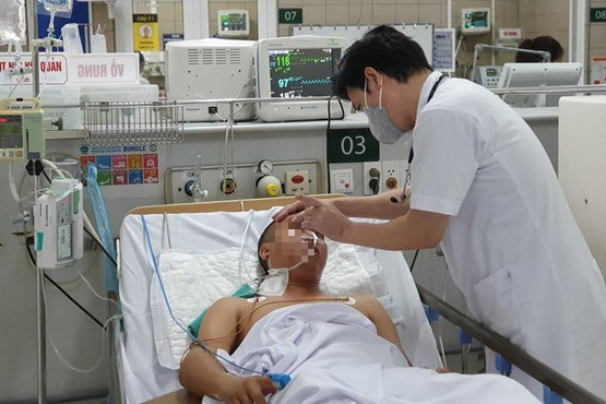 Điều trị bệnh nhân ngộ độc rượu tại Bệnh viện Bạch Mai.