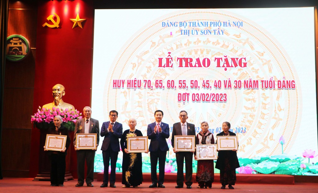 Đảng bộ thị xã Sơn Tây trao Huy hiệu Đảng cho 163 đảng viên