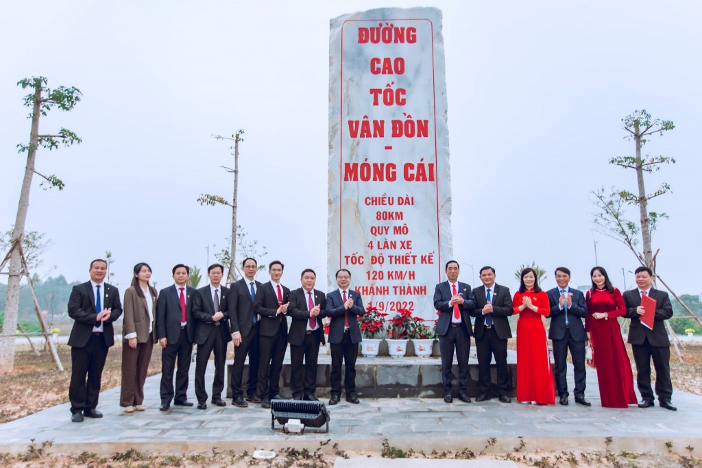 Phía Tp Đông Hưng (Trung Quốc) thăm quan tuyến cao tốc Vân Đồn- Móng Cái