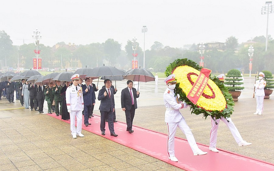 Lãnh đạo Đảng, Nhà nước và TP Hà Nội vào Lăng viếng Chủ tịch Hồ Chí Minh