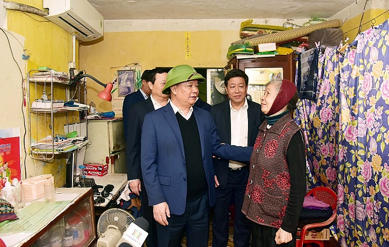 Bí thư Thành ủy Hà Nội Đinh Tiến Dũng thăm hỏi người dân đang sinh sống tại nhà B3, B4 Khu tập thể Khương Thượng (quận Đống Đa)