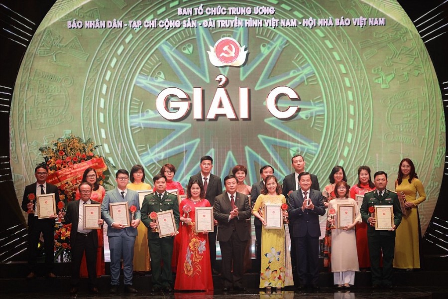 Ủy viên Bộ Chính trị, Giám đốc Học viện Chính trị quốc gia Hồ Chí Minh, Chủ tịch Hội đồng Lý luận Trung ương Nguyễn Xuân Thắng và Bí thư Trung ương Đảng, Phó Thủ tướng Lê Minh Khái trao giải cho các tác giả và nhóm tác giả đạt giải C