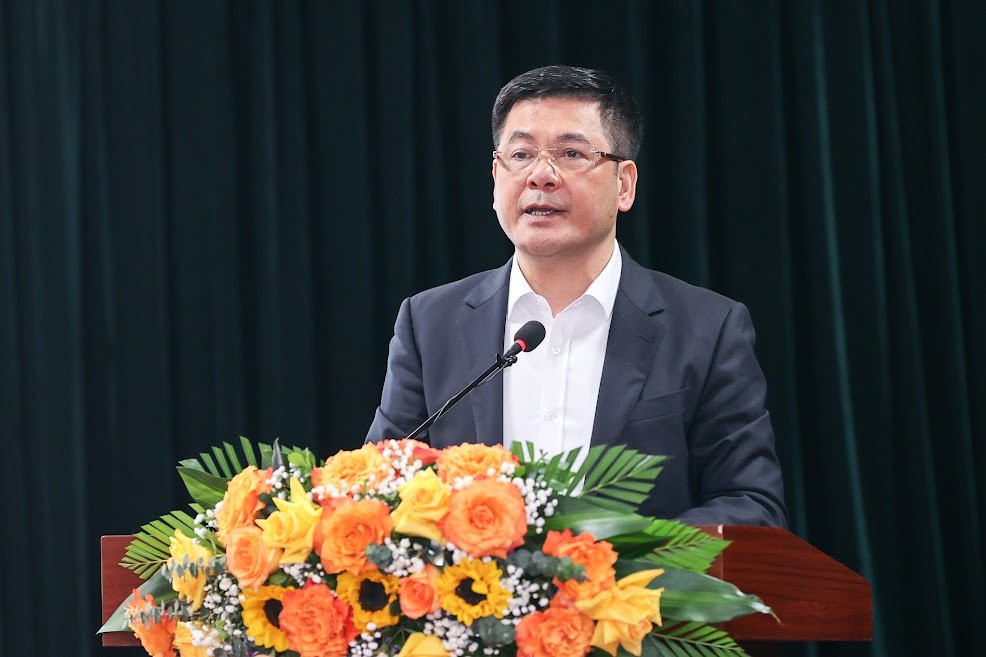 Bộ trưởng Bộ Công Thương Nguyễn Hồng Diên báo cáo tình hình hoạt động của ngành công thương năm 2022 - Ảnh: VGP/Nhật Bắc