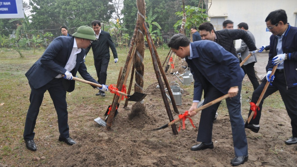 Các đồng chí lãnh đạo tham gia trồng cây 