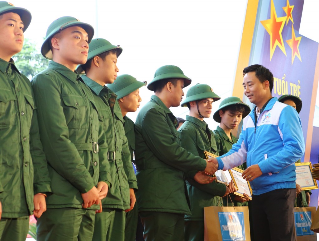 “Gặp mặt thanh niên tình nguyện lên đường nhập ngũ và quân nhân xuất ngũ tiêu biểu” năm 2023