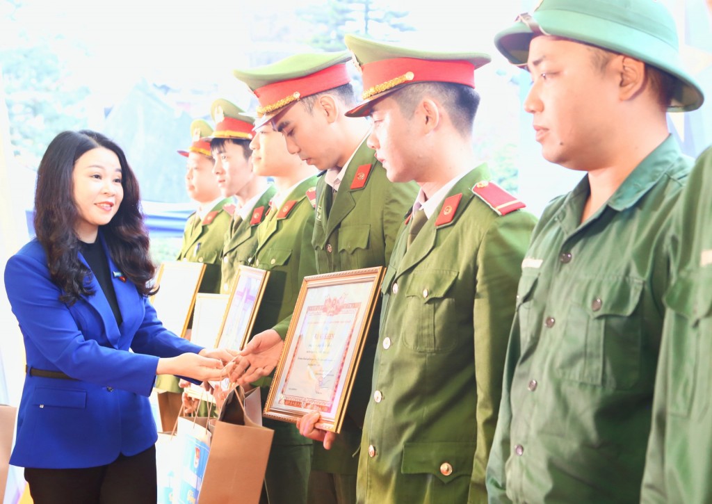 “Gặp mặt thanh niên tình nguyện lên đường nhập ngũ và quân nhân xuất ngũ tiêu biểu” năm 2023