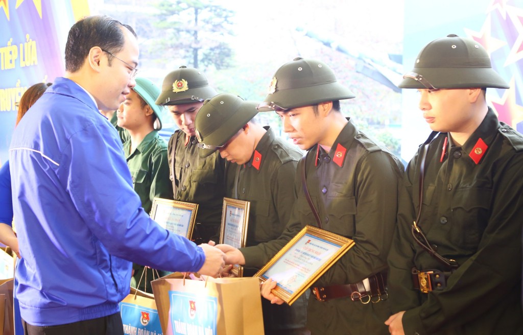 “Gặp mặt thanh niên tình nguyện lên đường nhập ngũ và quân nhân xuất ngũ tiêu biểu” năm 2023