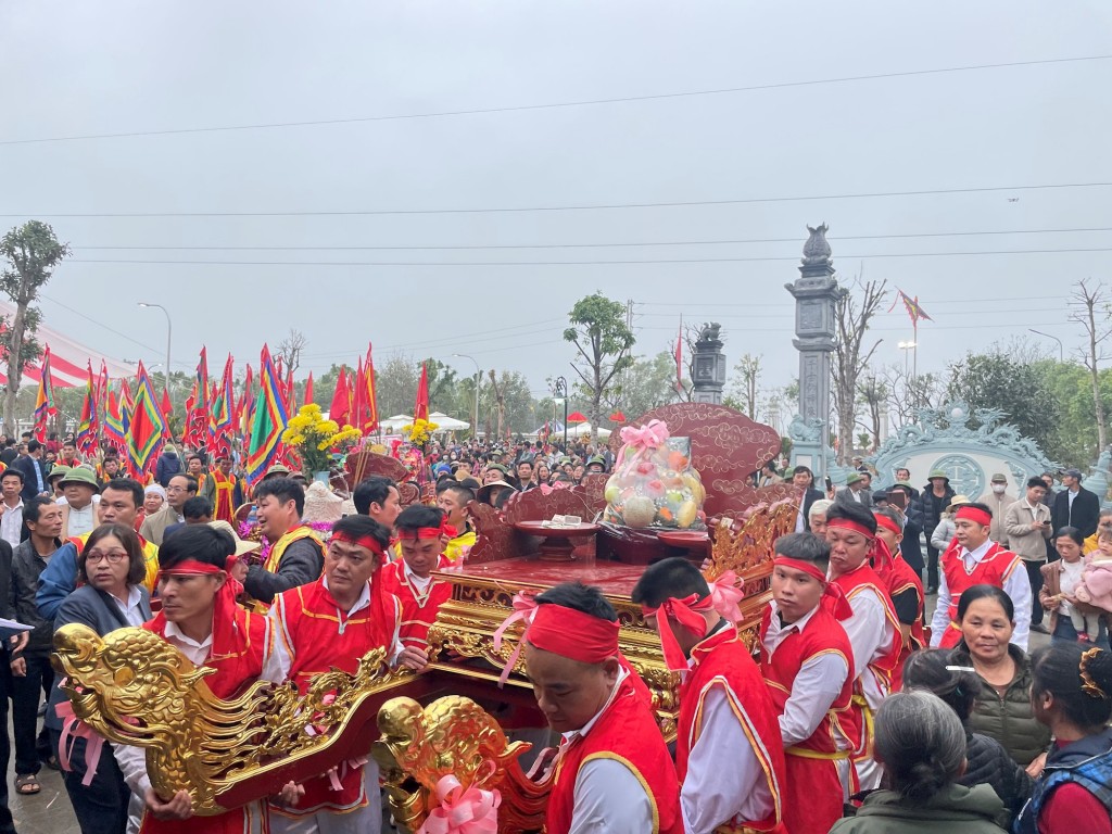 Nghi lễ rước kiệu tại lễ hội Tản Viên Sơn Thánh.