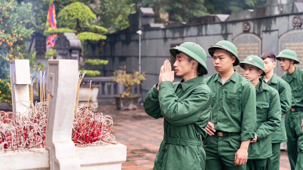 Lực lượng thanh niên chuẩn bị nhập ngũ dâng hương cầu bình an, hứa sẽ hoàn thành nghĩa vụ quân sự