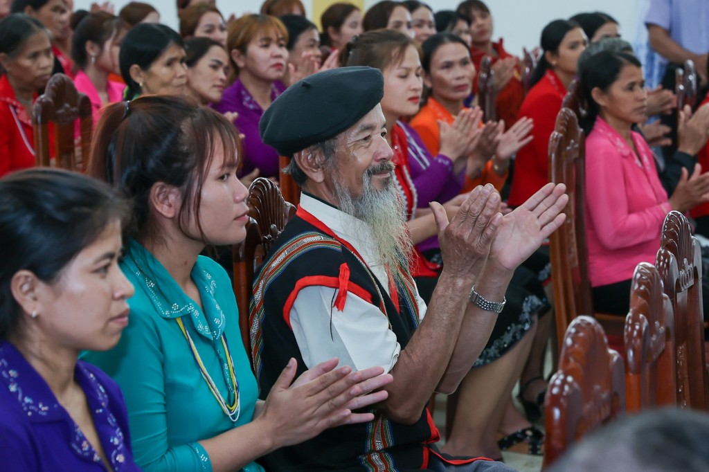 Nhiều gia đình đã rời khỏi nơi ở hàng trăm năm, di dời mồ mả tổ tiên, thay đổi tập quán, thói quen canh tác… để nhường đất cho dự án - Ảnh: VGP/Nhật Bắc