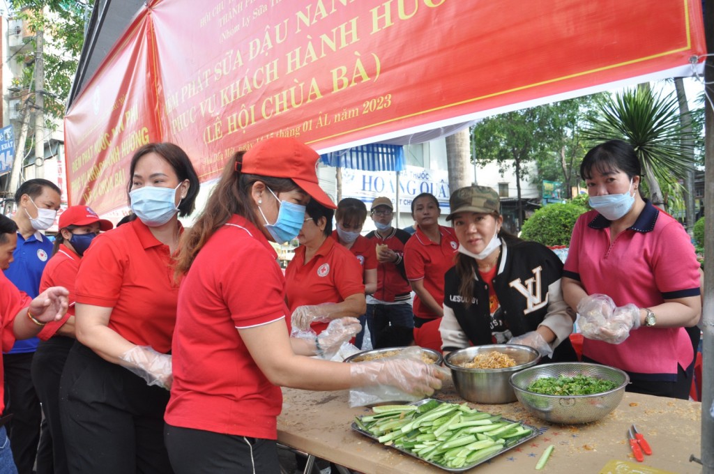 Cán bộ, hội viên Hội Chữ thập đỏ thành phố chế biến món ăn để gửi tặng khách thập phương trong dịp lễ hội 