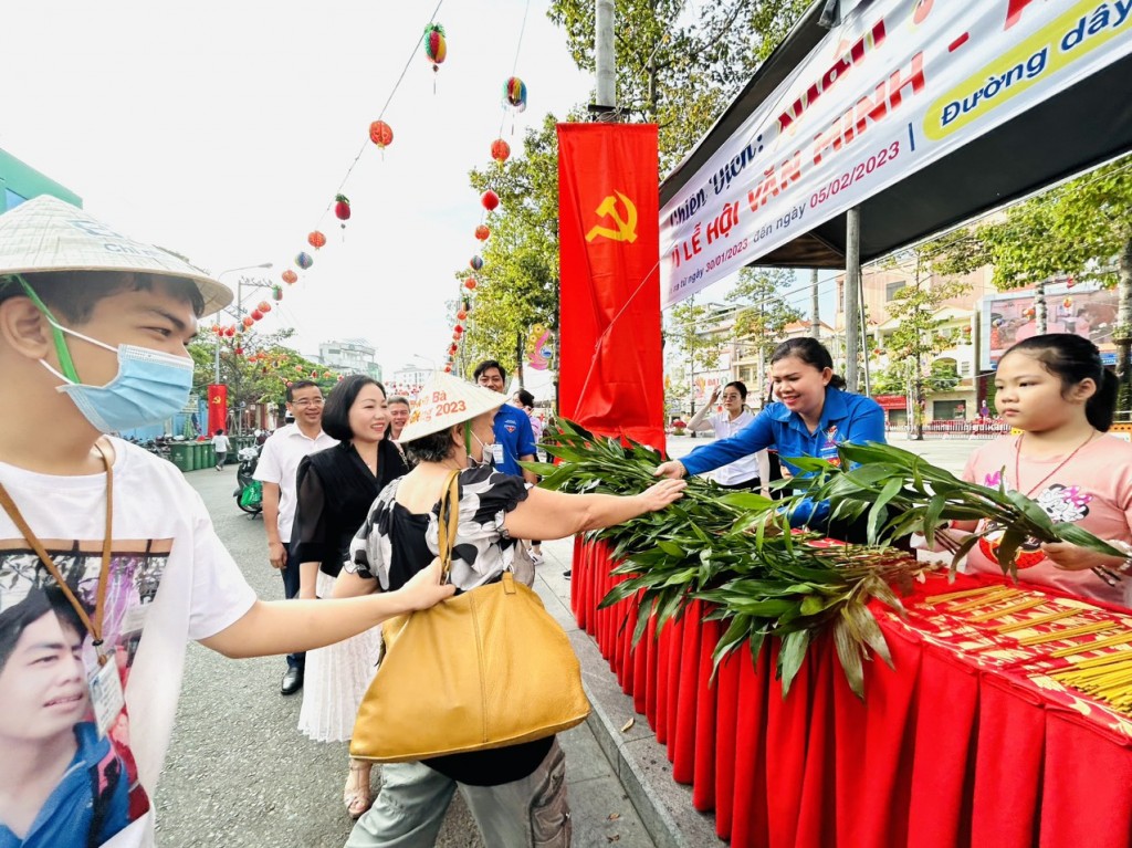 Phát cây phát tài và nhang miễn phí cho khách hành hương