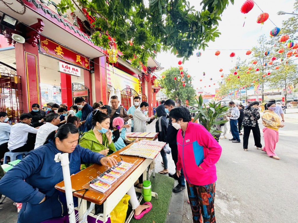 Những người bán vé số bị khiếm thị, khuyết tật được tạo điều kiện và bố trí ngồi bán ở một khu vực riêng để giữ gìn nét đẹp trong mùa lễ hội