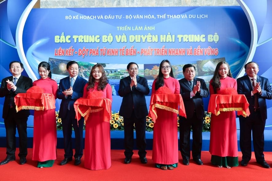 Trước giờ khai mạc hội nghị, Thủ tướng Phạm Minh Chính và các đồng chí lãnh đạo đã cắt băng khánh thành Triển lãm ảnh Bắc Trung Bộ và Duyên hải Trung Bộ - Ảnh: VGP/Nhật Bắc