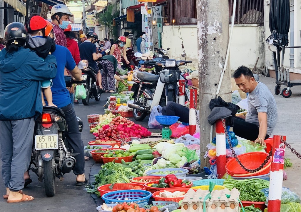 nhiều người dân tại TP Hồ Chí Minh đã ra chợ, siêu thị mua sắm để làm mâm cơm dâng cúng gia tiên