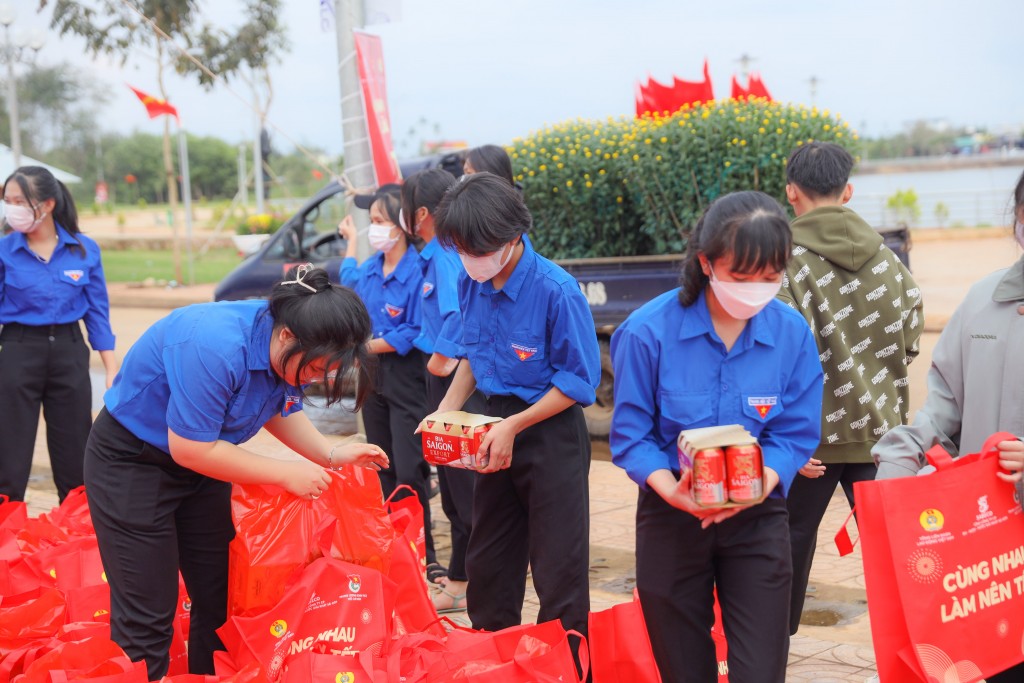 “Cùng nhau làm nên Tết" - Hành trình trao yêu thương, nhận nụ cười để cùng tạo nên mùa xuân