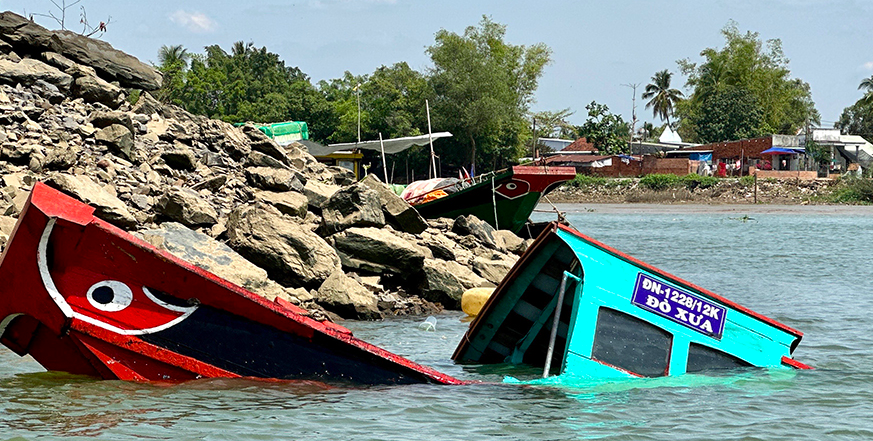 Đồng Nai: Tàu chở khách va chạm với sà lan, 1 người tử vong