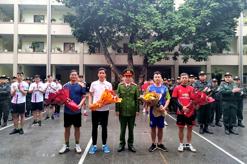 Thượng tá Đoàn Ngọc Hưng - Trung đoàn trưởng Trung đoàn Cảnh sát cơ động tặng hoa động viên trọng tài và đội trưởng các đội tham gia Giải đấu