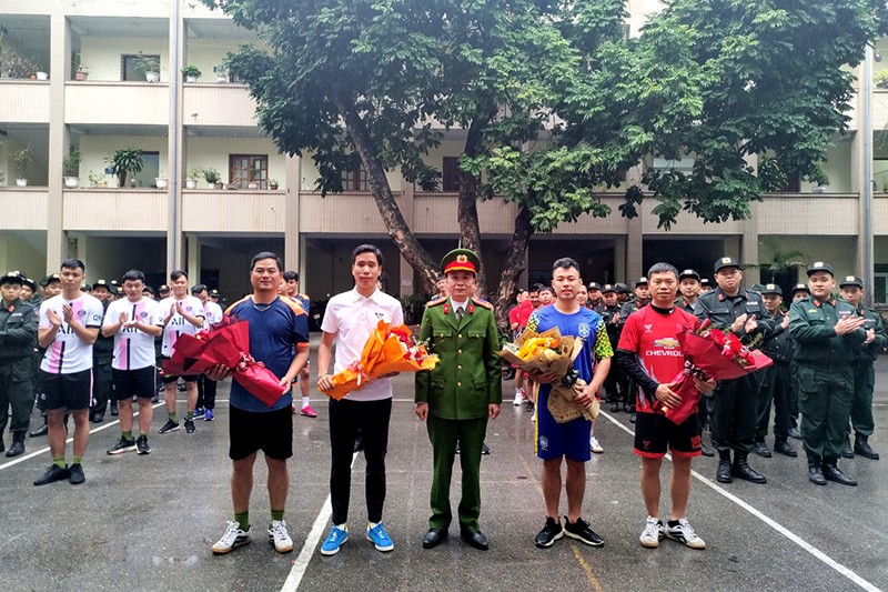 Thượng tá Đoàn Ngọc Hưng - Trung đoàn trưởng Trung đoàn Cảnh sát cơ động tặng hoa động viên trọng tài và đội trưởng các đội tham gia Giải đấu Thượng tá Đoàn Ngọc Hưng - Trung đoàn trưởng Trung đoàn Cảnh sát cơ động tặng hoa động viên trọng tài và đội trưởng các đội tham gia Giải đấu