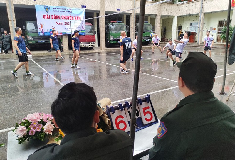 Bất chấp thời tiết mưa gió, sân trơn, bóng ướt nhưng các VĐV là những cán bộ, chiến sỹ Cảnh sát đặc nhiệm vẫn cống hiến cho khán giả những pha công, thủ căng thẳng, mãn nhãn. Bất chấp thời tiết mưa gió, sân trơn, bóng ướt nhưng các VĐV là những cán bộ, chiến sỹ Cảnh sát đặc nhiệm vẫn cống hiến cho khán giả những pha công, thủ căng thẳng, mãn nhãn.