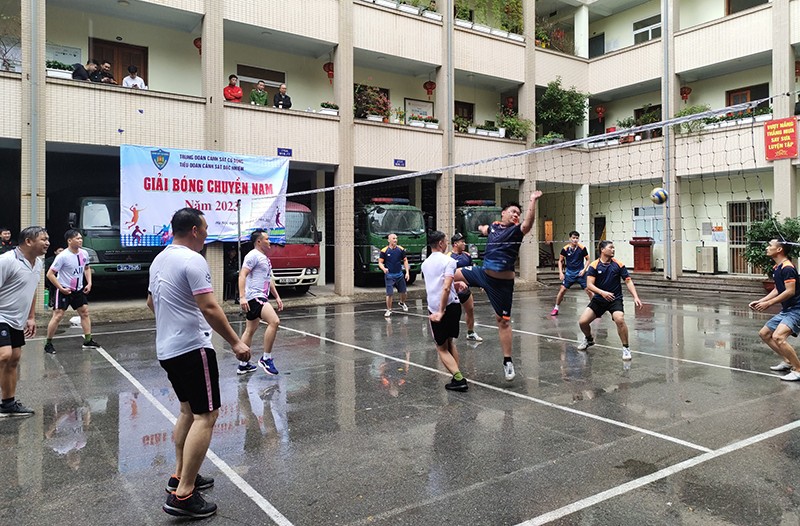 Cảnh sát đặc nhiệm tổ chức thi đấu bóng chuyền “Mừng Đảng mừng xuân
