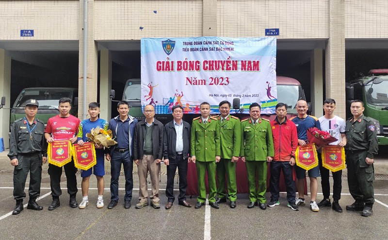 Ban tổ chức trao giải và chụp ảnh lưu niệm với các đội Ban tổ chức trao giải và chụp ảnh lưu niệm với các đội
