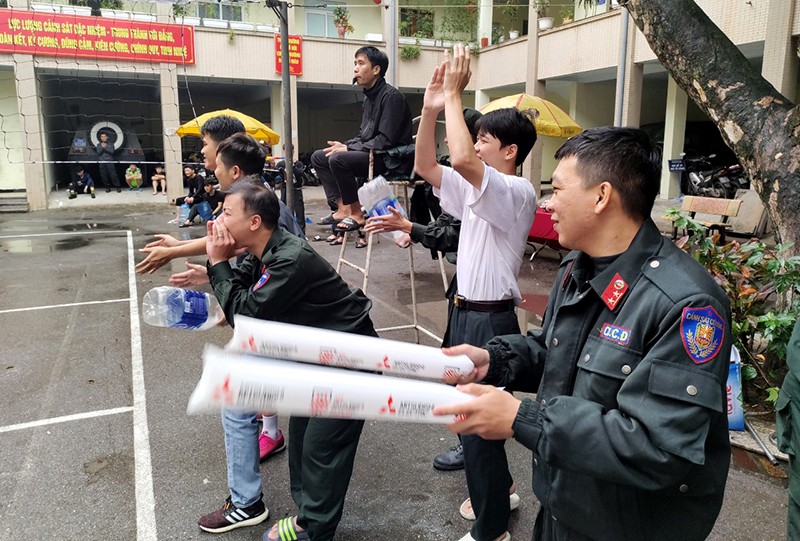 Các cổ động viên cũng cổ vũ hết sức nhiệt tình Các cổ động viên cũng cổ vũ hết sức nhiệt tình