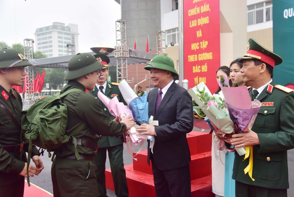 Bí thư Thành ủy Đinh Tiến Dũng động viên thanh niên quận Ba Đình lên đường nhập ngũ