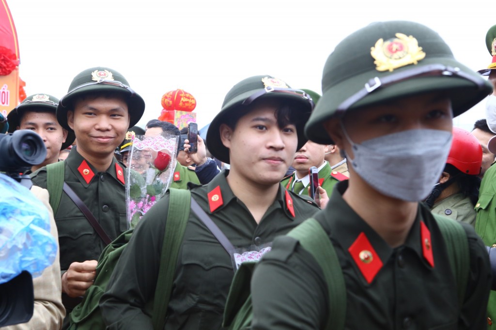 Bí thư Thành đoàn Hà Nội tiễn thanh niên Nam Từ Liêm lên đường nhập ngũ