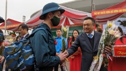Chủ tịch UBND TP Hà Nội tặng hoa, động viên tân binh lên đường nhập ngũ