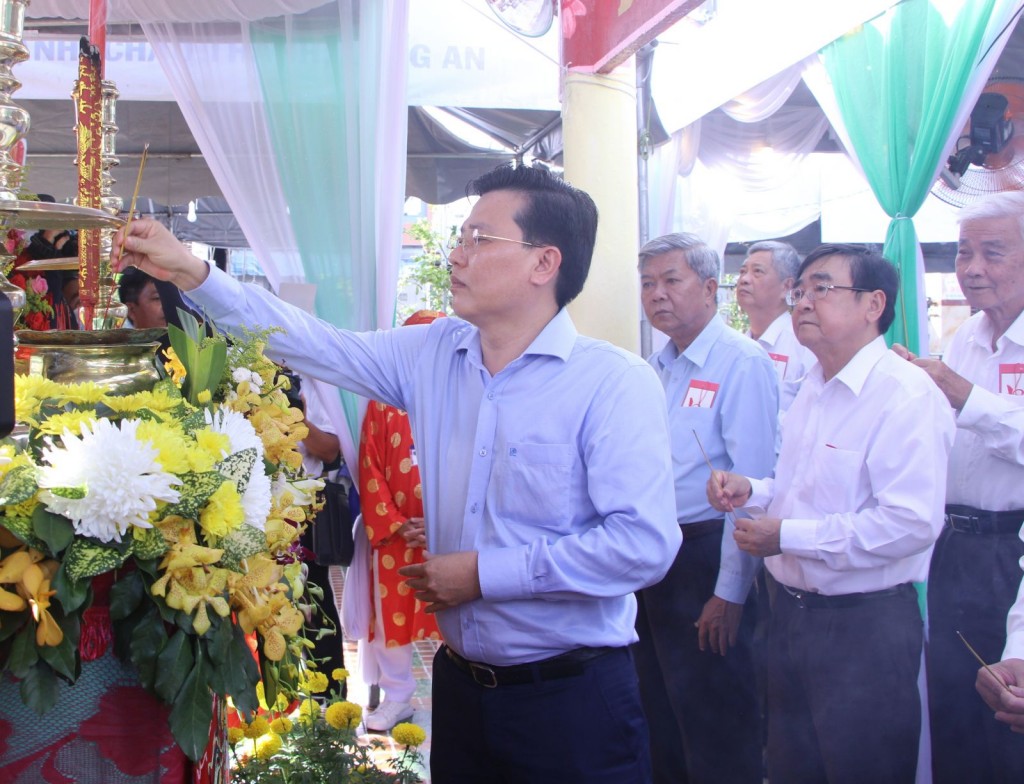 Phó Bí thư Thường trực Tỉnh ủy - Nguyễn Thanh Hải thắp hương tại lễ khai mạc Lễ hội Làm Chay