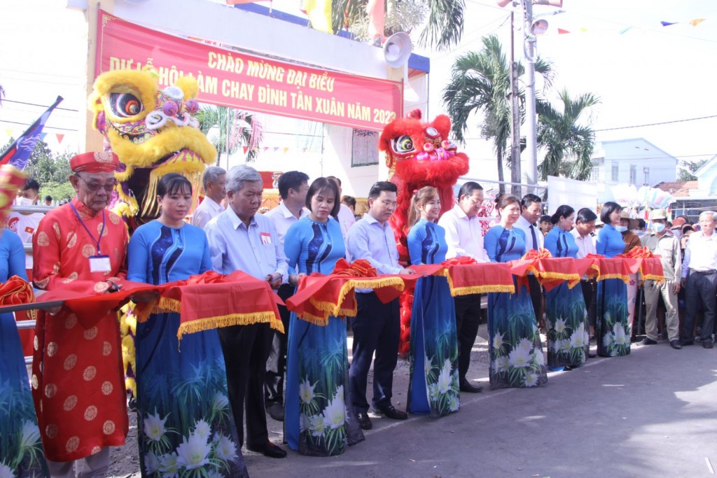 Đại biểu cắt băng khai mạc Lễ hội Làm Chay