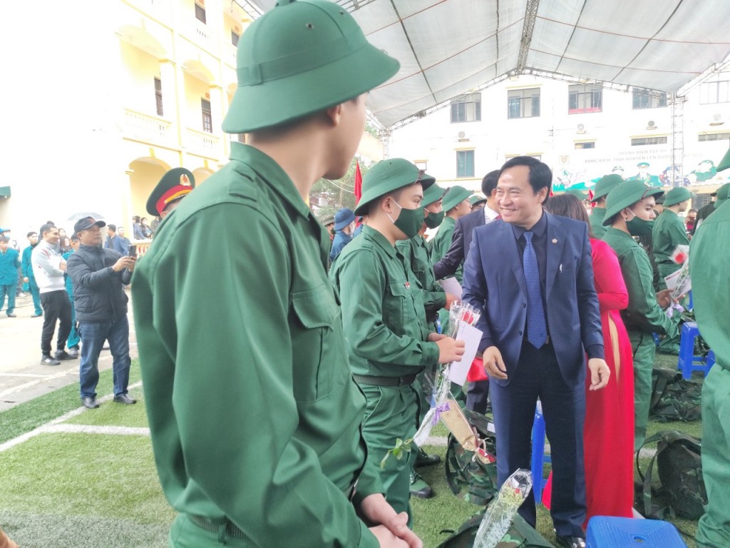 Các tân binh Tây Hồ được động viên, truyền lửa để yên tâm hoàn thành tốt nghĩa vụ quân sự