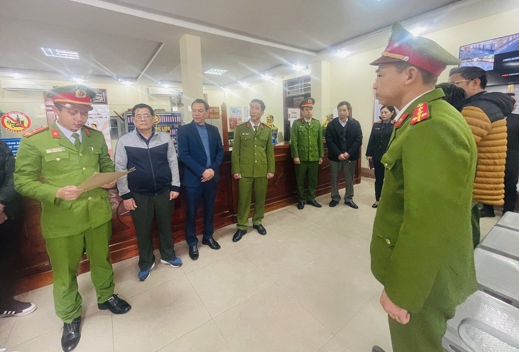 Cơ quan Cảnh sát điều tra Công an tỉnh Nghệ An thi hành Lệnh khám xét tại Trung tâm đăng kiểm xe cơ giới tỉnh Nghệ An