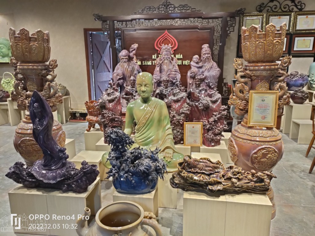 Các tác phẩm gốm phù điêu của nghệ nhân tuyên đạt giải Kỷ lục gia Việt Nam và chứng nhận của các cơ quan chức năng