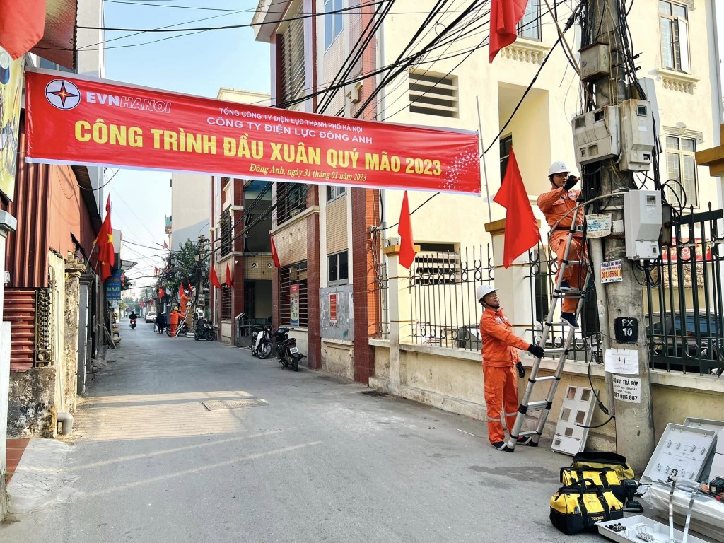 Công ty Điện lực Đông Anh thực hiện thay hòm công tơ trạm biến áp Phan Xá