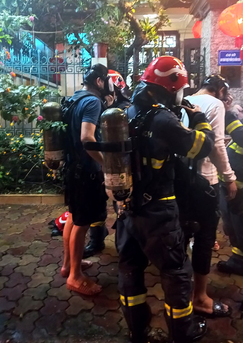 Cảnh sát PCCC và CNCH hướng dẫn, giải cứu 6 người mắc kẹt trên mái nhà xuống đất an toàn