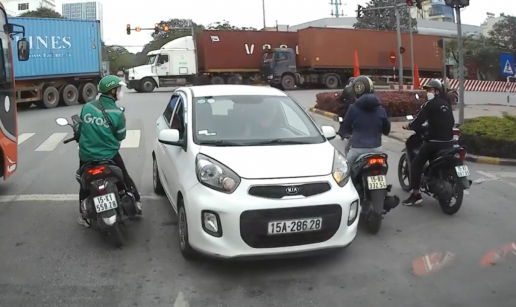 Hải Phòng: Đi ngược chiều để “tiết kiệm” đường, người đàn ông bị tước bằng lái