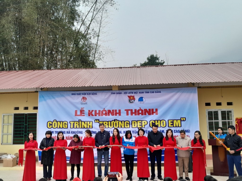 Các vị đại biểu Cắt băng khánh thành 02 phòng học mới tại điểm trường Nà Khuông, trường TH Lý Bôn, xã Lý Bôn, huyện Bảo Lâm, tỉnh Cao Bằng
