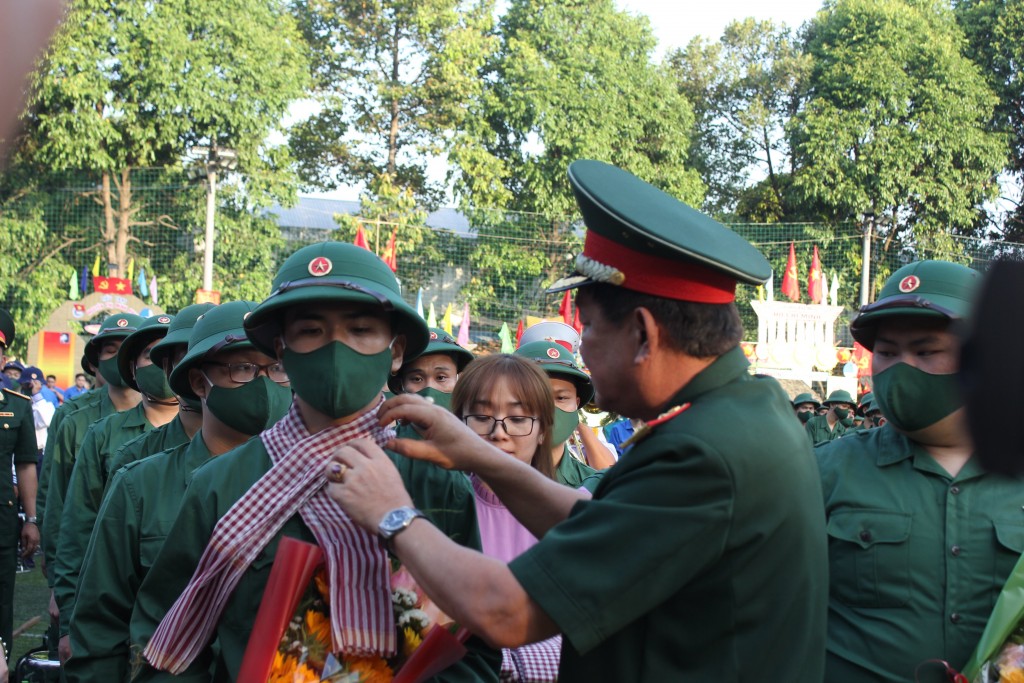 Các chiến sĩ được trao khăn rằng trong ngày lên đường nhập ngũ